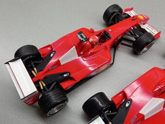 3x F1 FERRARI F2001 a F2000 SCHUMACHER HOTWHEELS 1:18 - 11