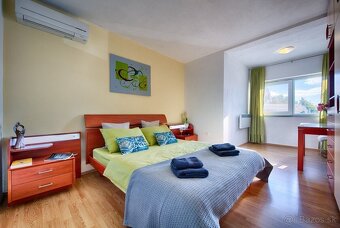 Predaj, novozrekonštruovaný dom s 3 bytmi, Vis, 100 m od mor - 11