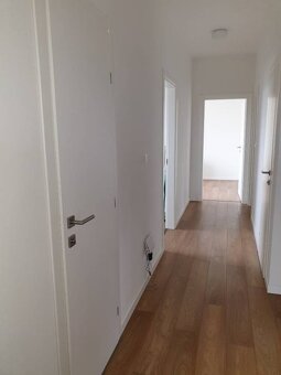 PRENÁJOM - 3 izbový byt v centre mesta s veľkou terasou - NI - 11