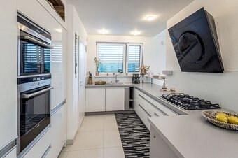 Luxusnký-izb. RD, bazén, garáž,zariadený v obci Šoporňa - 11