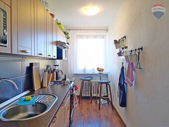 Prerobený 3-izbový byt v pokojnej zelenej časti Podbrezín - 11