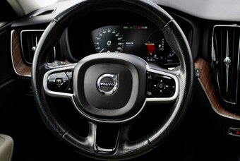 Volvo XC60 2.0 T8 Momentum AWD - 11