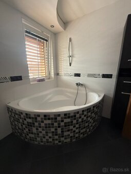 Rodinný dom s dvojgarážou, altánkom, bazénom - 11