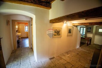Krásne zrekonštruovaný historický dom v obci Vyhne - 11