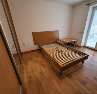 Slnečný 2-izbový byt s balkónom v tichej časti Prievidze - 11