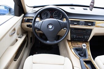 BMW 318i (E90) z roku 2005 - 11