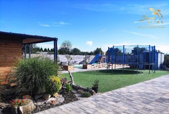 SHARK REAL ponúka výnimočná nehnuteľnosť s bazénom a pozemko - 11