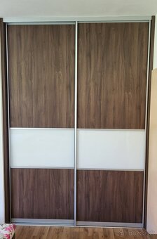 Spálňa - nábytok s rolldoorom - 11