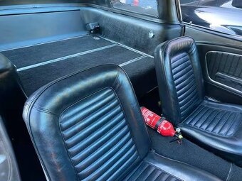 Ford Mustang Fastback A-Code z roku 1965 - 11