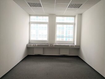 Uzavretý celok kancelárii v zrekonštruovanej budove, Miletič - 11