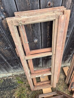 Staré drevené krídla okien - 11