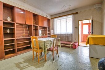 Na predaj priestranný vidiecky rodinný dom v obci Baka, poze - 11