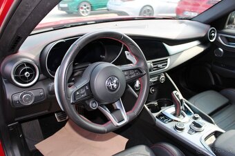 Alfa Romeo Giulia Competizione Q4 2.0 Turbo 206 kW (280 PS) - 11