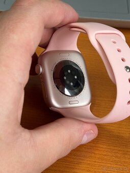 Apple Watch 11 46mm Rose Gold - rok záruka, malý skrabanec - 11