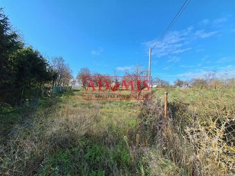 ADOMIS - predáme stavebný pozemok 392m2 Ploské - 11