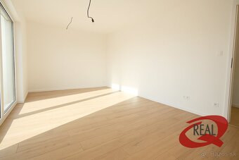 SKOLAUDOVANÝ RODINNÝ DOM, TEHLOVÁ STAVBA, IHNEĎ VOĽNÝ - 11