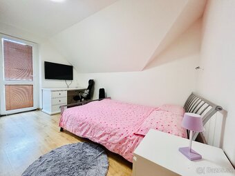 Na predaj príjemný plne zariadený dom s bazénom - 11