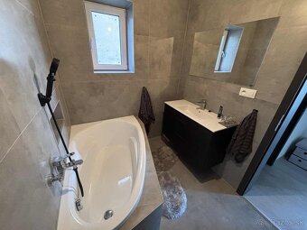 Predáme novostavbu 3 izb byt s terasou, parkovaním, pozemkom - 11