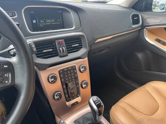 Volvo V40 Cross Country - 11