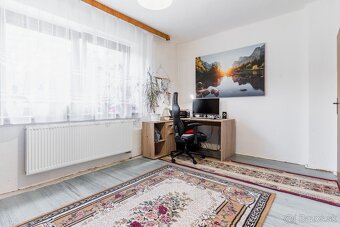 Rodinný dom s garážou a veľkým pozemkom v meste Medzev - 11