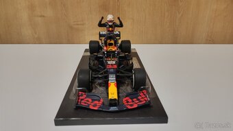 Max Verstappen 1:18 s figurkou - víťaz Monaco - 11