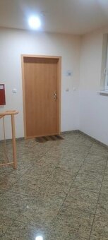 Kancelárske priestory s vysokými stropmi a súkromným dvorom  - 11
