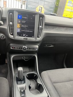 Volvo XC40 T4 190k Momentum AWD A/T - 11