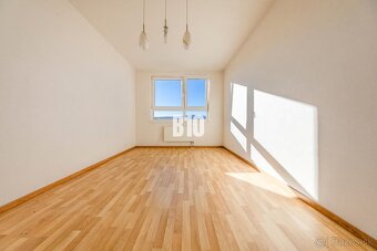 3-izbový byt s terasou, lodžiou, krásnym výhľadom a parkovan - 11