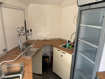 Mobilný nápojový food truck s výčapmi, chladiacimi vitrínami - 11
