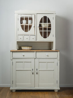 Zrenovovaný vidiecky kredenc - 11