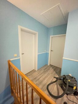 Pokládka plávajúcej podlahy a montaž interiérových dveri - 11