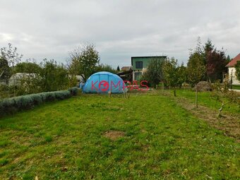 DOM SO ZÁHRADOU, DREVENÝM PRÍSTREŠKOM A PARKOVANÍM V OBCI LU - 11