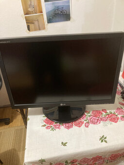 Monitory LCD 22" - 11