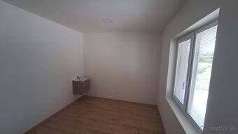 PRENÁJOM-kancelárie/salón s parkovaním hneď pri budove v KN - 11