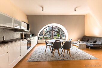 Budova v srdci Trenčína – priestranný byt a showroom - 11