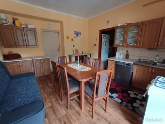Rozkládací stôl a 6 mohutných stoličiek - 11