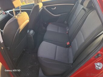 Hyundai i30 HATCHBACK 1,4i MPI Benzín 2015 červená metalíza - 11