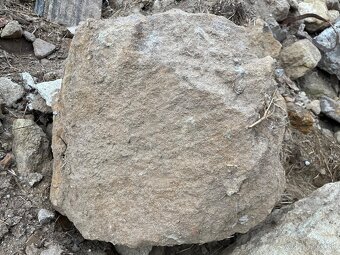 Ručne kresané staré kamene - 11