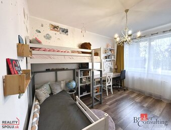 NA PREDAJ | Priestranný 3-izb byt s vlastnou predzáhradkou – - 11