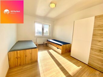 Priestranný zariadený 4-izbový byt s veľkou loggiou, balkóno - 11