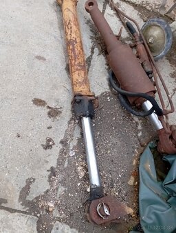 BULDOZER T130 CHLADICE A HYDRAULICKE VALCE - 11