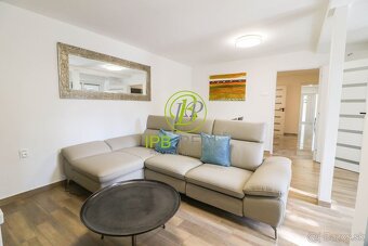 Pekný 7-izbový kompletne zariadený rodinný dom s garážou s v - 11