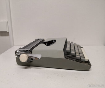 Písací stroj s koženým kufríkom - 11