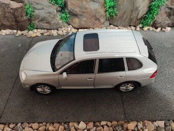 Prodám model 1:18 Porsche cayenne S - 11