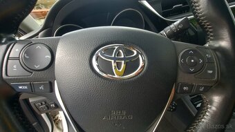Toyota Auris 1,6 benzin, kup SR-2018,slusna vybava - 11