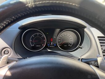 Mitsubishi Outlander SUV - 11