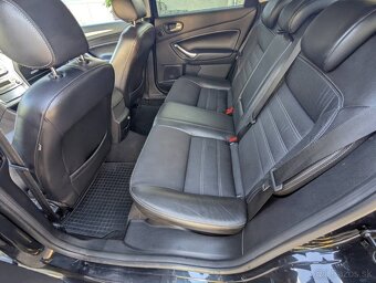 Ford Mondeo sedan - 11