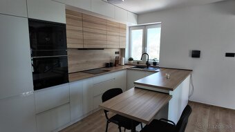 Zrekonštruovaný dom v tichej lokalite s veľkým potenciálom - 11
