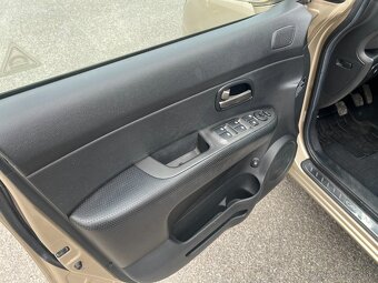 Predám KIA Carens III 2.0 CRDi - 7.miestne + 17" ALU sada - 11