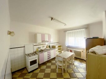 4 izbový poschodový rodinný dom s pozemkom 859 m2 v obci Lok - 11